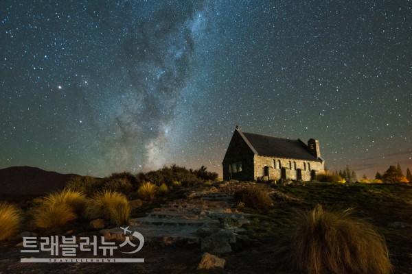 아름다운 밤하늘을 배경 삼은 ‘선한 목자의 교회’. ©Shaun_jeffers