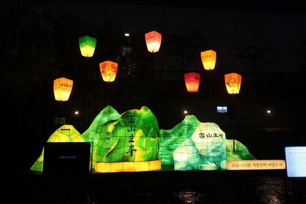 2019서울빛초롱축제에 설치된 타이완 옥산과 등불 모형의 한지등 ⓒ타이완관광청