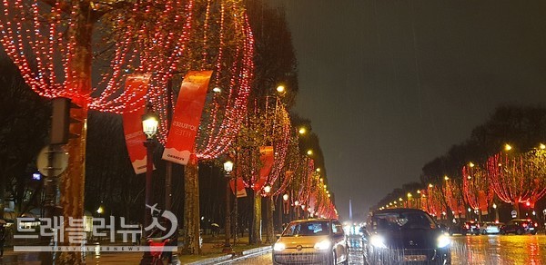 2019년 파리 샹젤리제 크리스마스 조명은 붉은빛으로 물들었다.